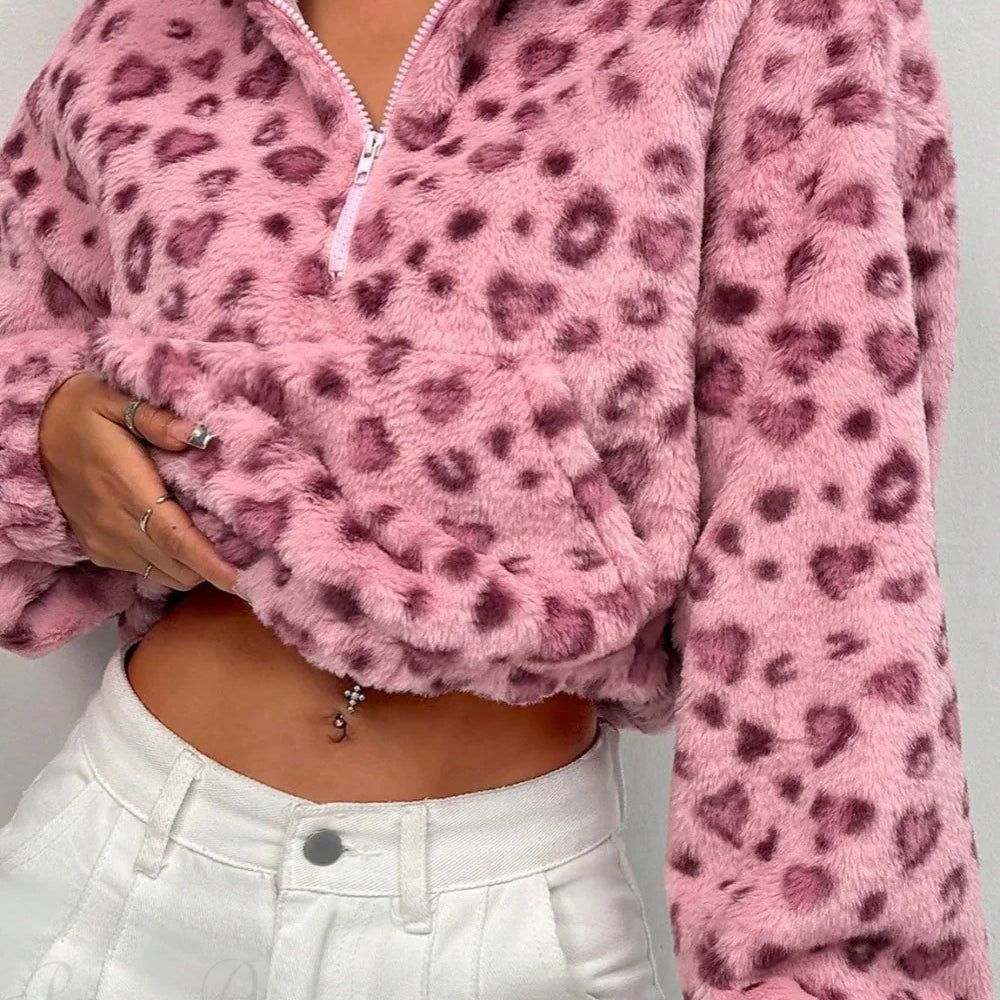 Rövid, bolyhos kabát állógallérral és félcipzárral, leopárdmintás kivitelben