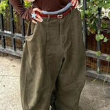 Földig érő, bő szabású, kifakult farmer