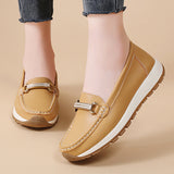 Bézs színű női mokaszinok arany csattal és párnázott talppal