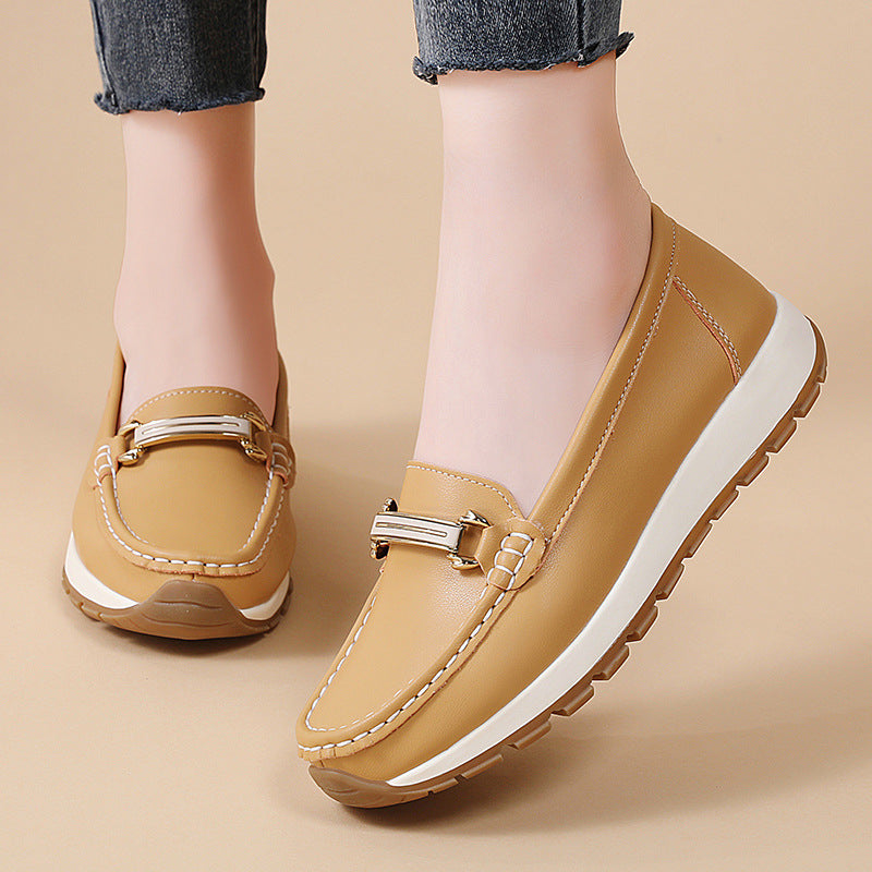 Bézs színű női mokaszinok arany csattal és párnázott talppal